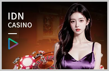 Dealer xinh đẹp đang chia bài trong sòng casino trực tuyến Bet678